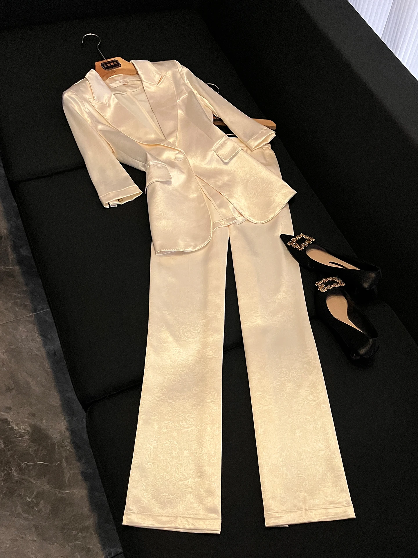 Summer 2026 Women's Tailored Suit Set Wide Leg Pants Two Piece Commute Slim Fit Minimalist Style Professional Personality
Summer 2026 Women's Tailored Suit Set Wide Leg Pants Two Piece Commute Slim Fit Minimalist Style Professional Personality