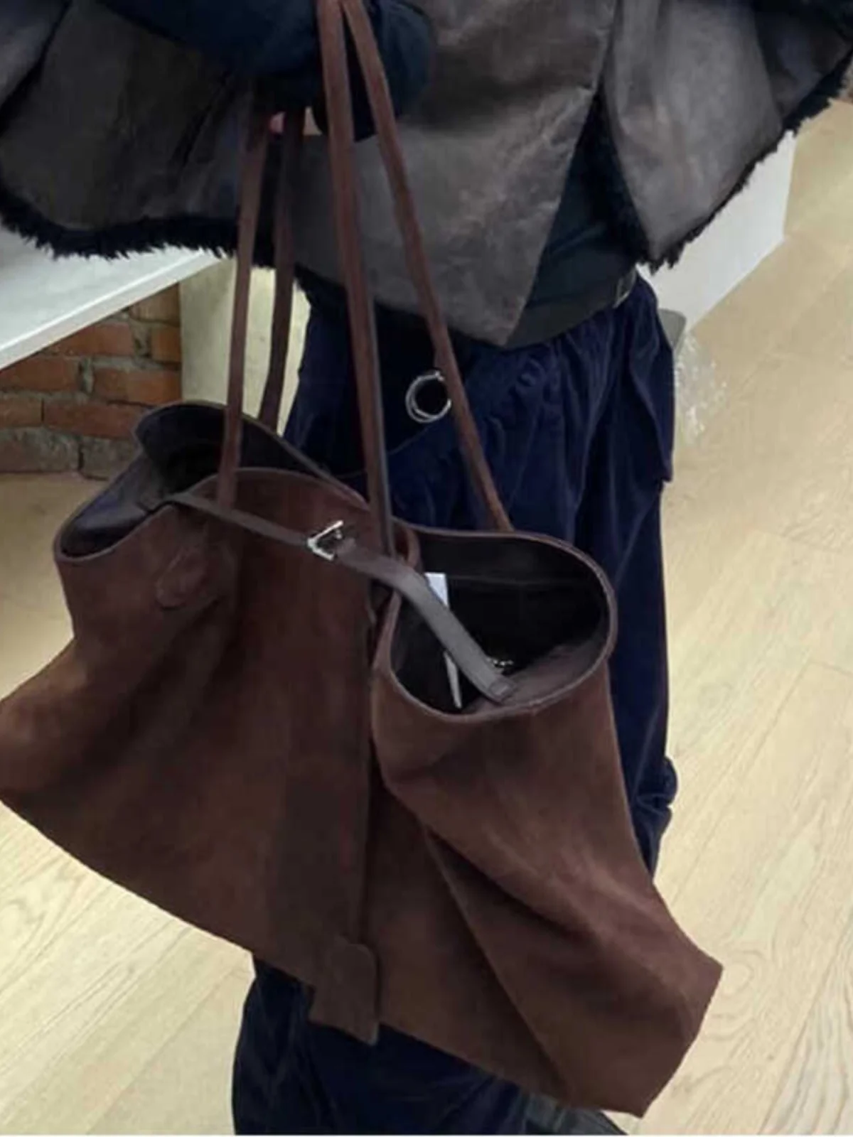 Lowclassic Large Capaci Suede oulder Bag Trendy Brand Fall Winter Magnet Bule Closure Soft Tote Bag for Men And Women
Lowclassic Large Capaci Suede oulder Bag Trendy Brand Fall Winter Magnet Bule Closure Soft Tote Bag for Men And Women