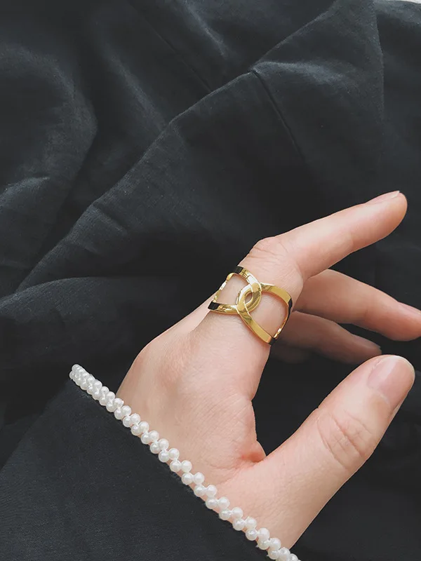 Широкое кольцо из титановой стали с 8K покрытием, с переплетенным полым узором, модное, эффектное, для указательного пальца, для женщин
Широкое кольцо из титановой стали с 8K покрытием, с переплетенным полым узором, модное, эффектное, для указательного пальца, для женщин