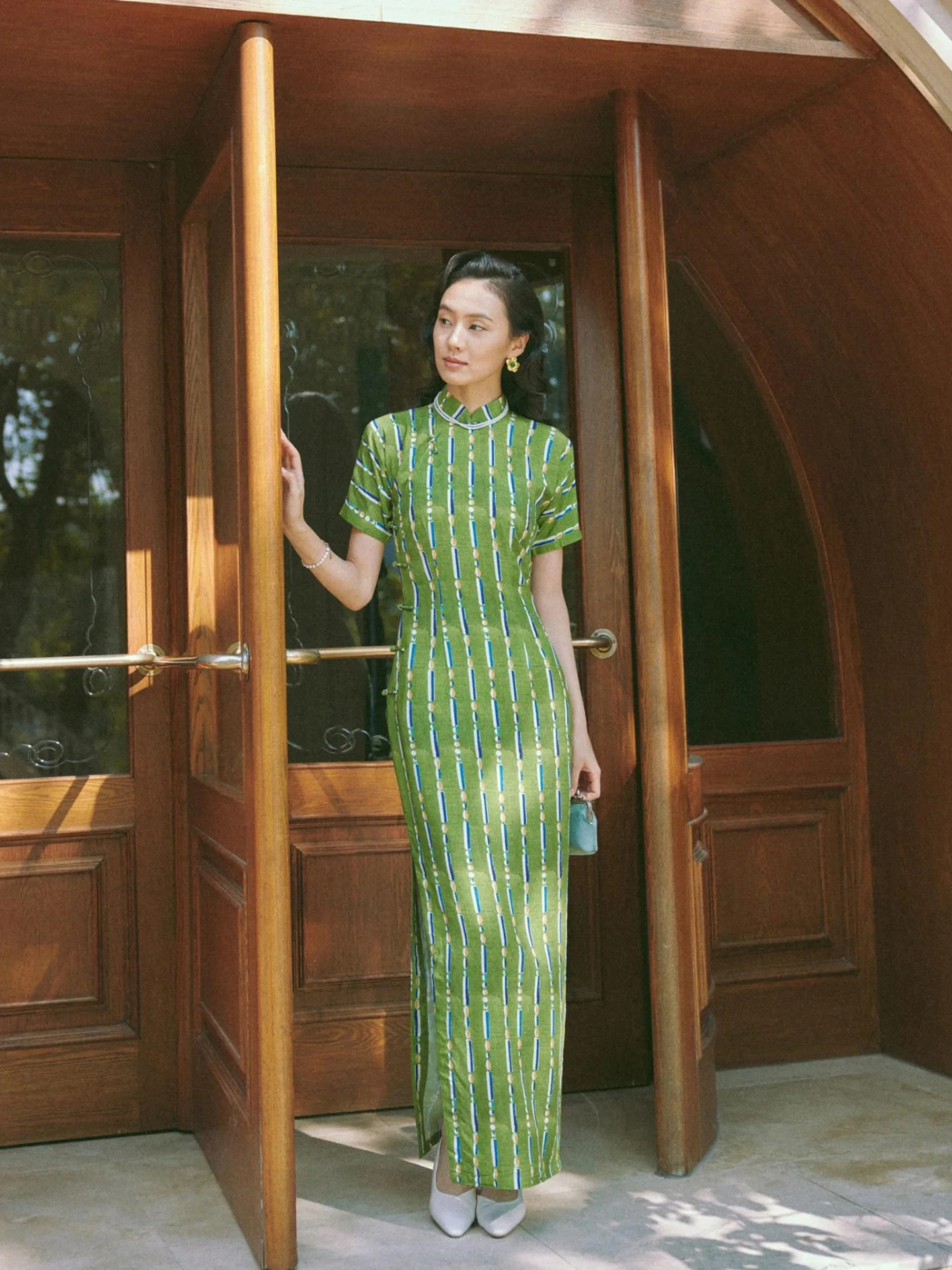 Новая летняя футболка-поло из хлопка и шелка с пуговицами, повседневная, с низким разрезом, дышащая, в полоску
Новая летняя футболка-поло из хлопка и шелка с пуговицами, повседневная, с низким разрезом, дышащая, в полоску