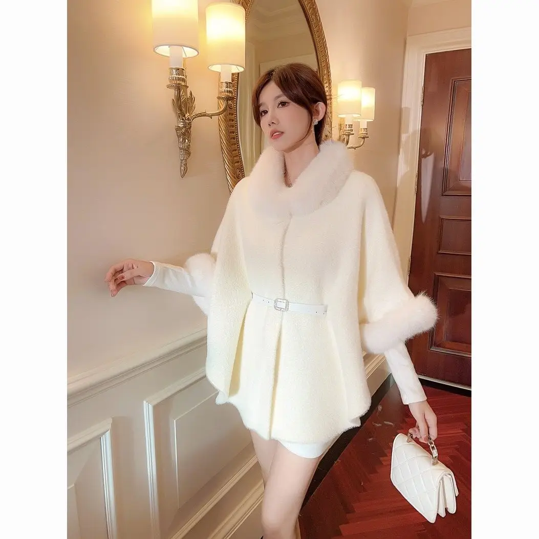 Spring Autumn White Cape Coat for Women Petite Hepburn Style Mid Length Outerwear with Faux Fur Collar Tweed Inspired Warm Cloak
Spring Autumn White Cape Coat for Women Petite Hepburn Style Mid Length Outerwear with Faux Fur Collar Tweed Inspired Warm Cloak