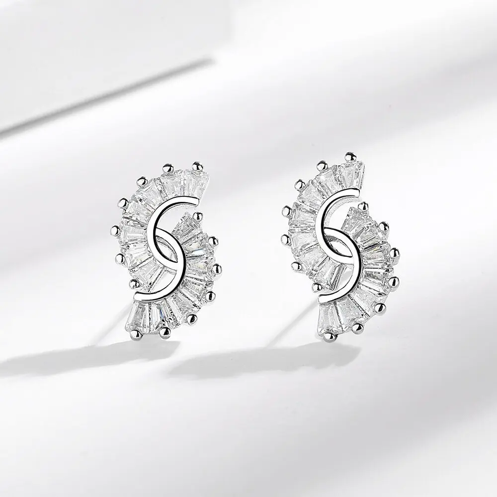 Элегантные серьги-гвоздики из стерлингового серебра 925 пробы с уникальным дизайном и простыми геометрическими линиями, ряд циркона
Элегантные серьги-гвоздики из стерлингового серебра 925 пробы с уникальным дизайном и простыми геометрическими линиями, ряд циркона