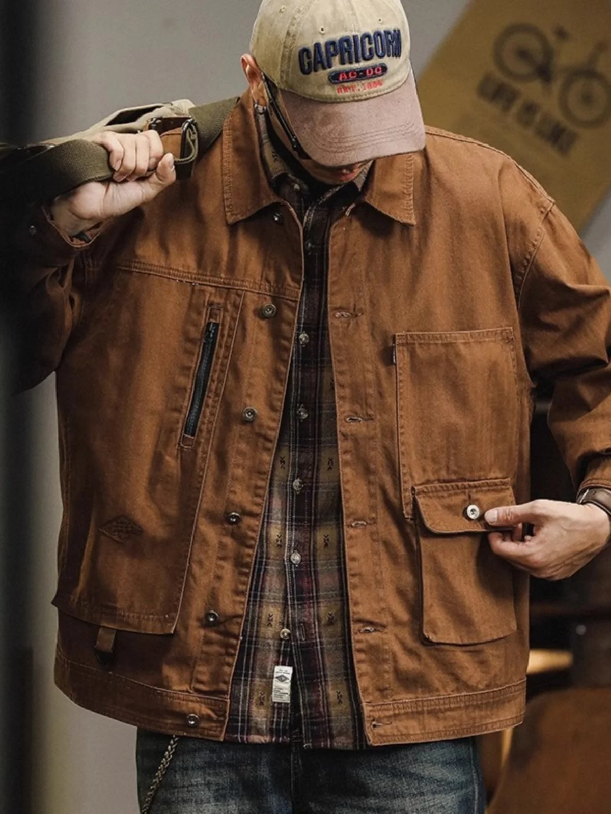 Мужская джинсовая куртка в американском ретро-стиле, коричневая, с отложным воротником, модная, свободного кроя, из чистого хлопка, для охоты
Мужская джинсовая куртка в американском ретро-стиле, коричневая, с отложным воротником, модная, свободного кроя, из чистого хлопка, для охоты