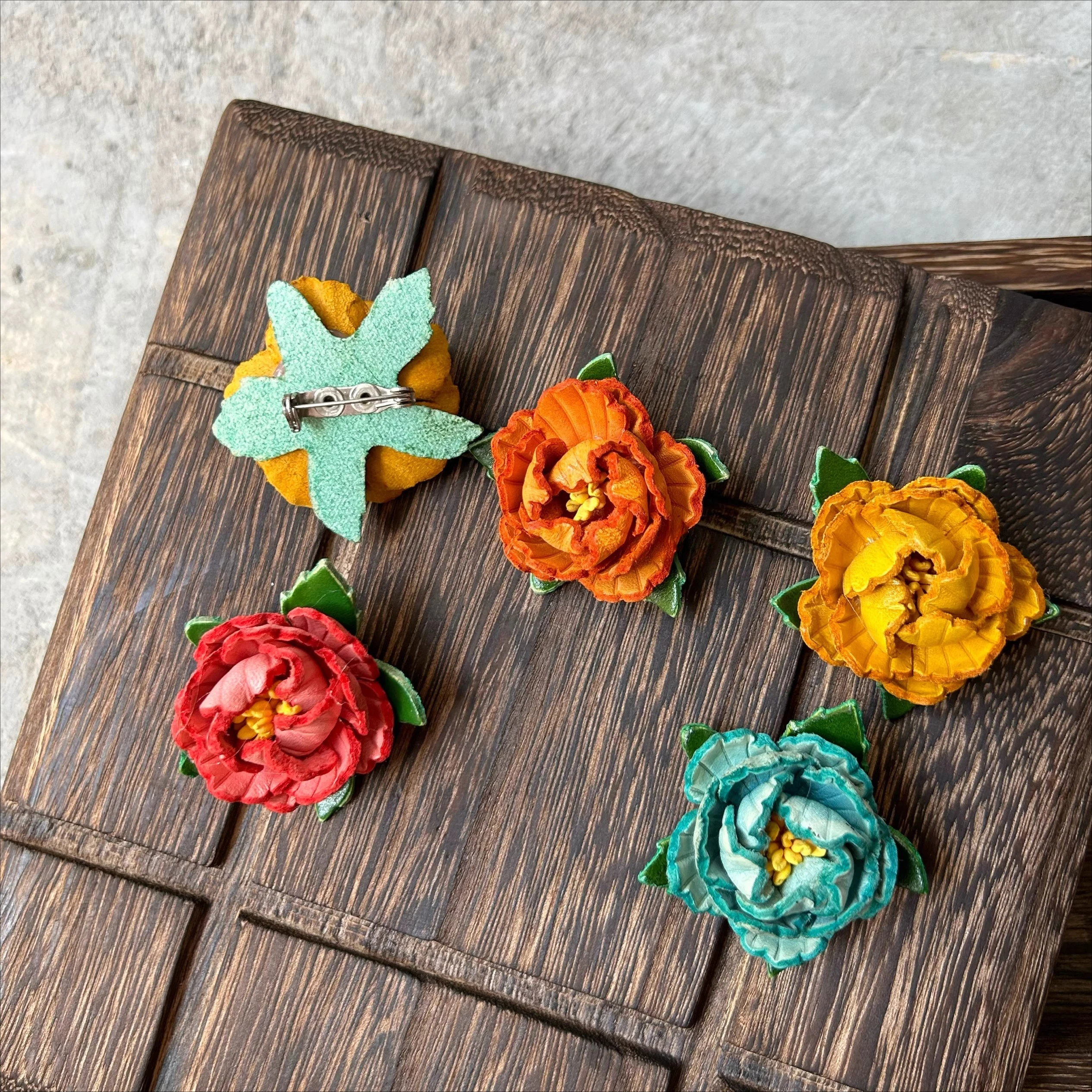 Top layer cowhide creative brooch floral brooch cute forest three-dimensional peony corsage girl accessories small fresh
Top layer cowhide creative brooch floral brooch cute forest three-dimensional peony corsage girl accessories small fresh