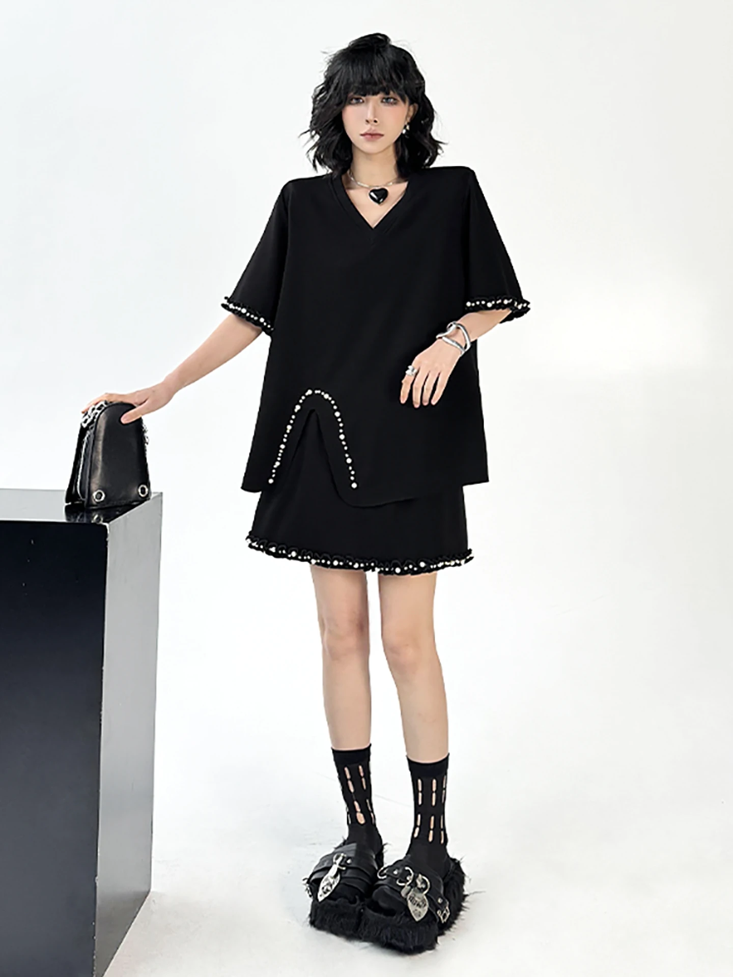 Fashionable Hong Kong Style Women's Summer Outfit V-Neck Padded Shoulder T-Shirt with Elastic Waist Short Skirt Pearl Embelli...
Fashionable Hong Kong Style Women's Summer Outfit V-Neck Padded Shoulder T-Shirt with Elastic Waist Short Skirt Pearl Embelli...