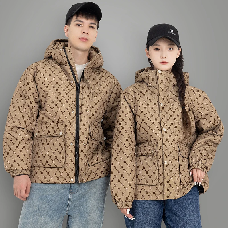 Модная белая утепленная куртка-пуховик для пар, молодежная, трендовая, из полиэфирного волокна, с капюшоном, стандартной длины.
Модная белая утепленная куртка-пуховик для пар, молодежная, трендовая, из полиэфирного волокна, с капюшоном, стандартной длины.