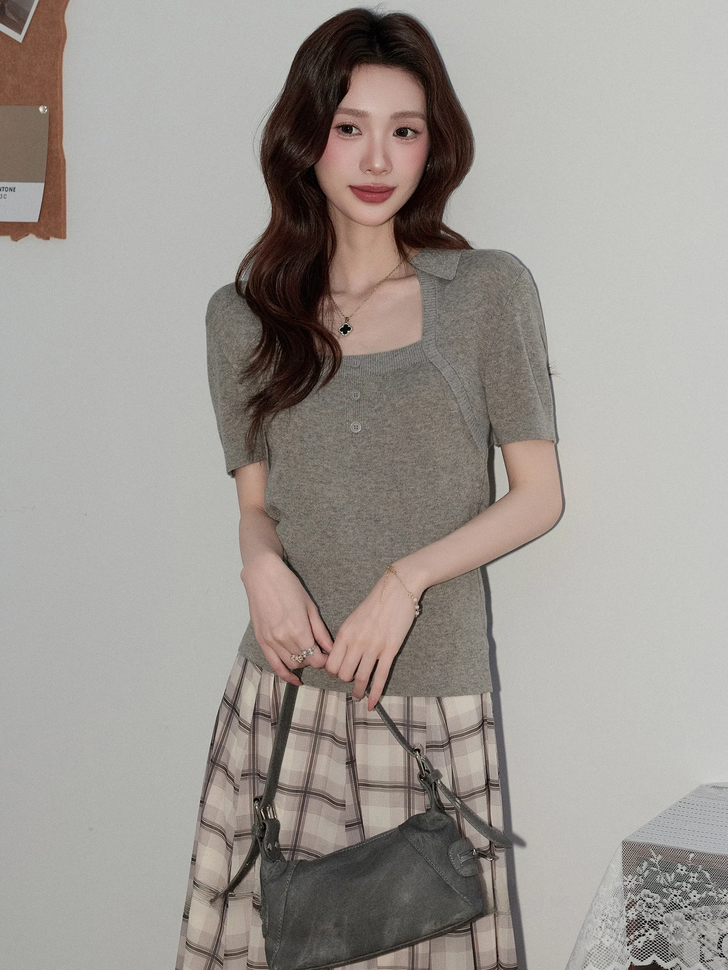Slim Fit Short Sleeve Knitted Shirt Women's Summer New Style Grey Short Top Korean Design Collar Fake Two-Piece Citywalk Suit...
Slim Fit Short Sleeve Knitted Shirt Women's Summer New Style Grey Short Top Korean Design Collar Fake Two-Piece Citywalk Suit...