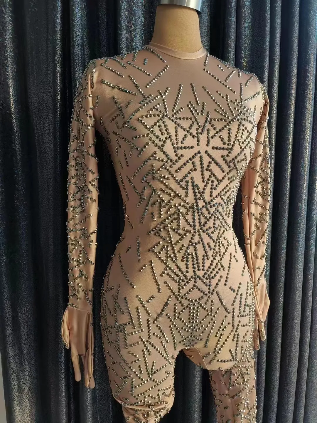Female singer's performance on stage with silk rings and full diamonds, elastic water diamonds and impermeable one-piece pants
Female singer's performance on stage with silk rings and full diamonds, elastic water diamonds and impermeable one-piece pants