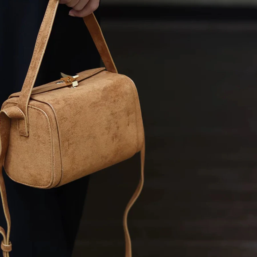 Vintage Suede Box Shoulder Bags for Women Luxury Cover Small Square Crossbody Bag Classic Solid Color Underarm Bags Design Totes
Vintage Suede Box Shoulder Bags for Women Luxury Cover Small Square Crossbody Bag Classic Solid Color Underarm Bags Design Totes