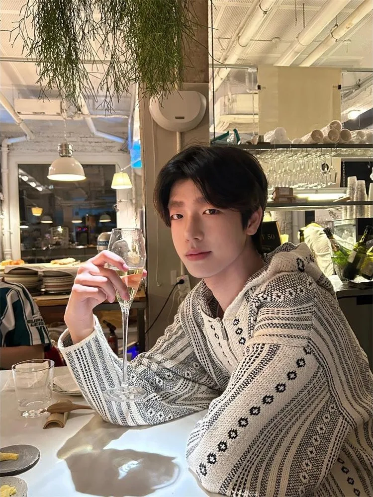 Мужской кардиган-свитер крупной вязки в стиле ретро (Гонконг), осенне-зимний, повседневный, с ажурным узором, размер 300 Pou
Мужской кардиган-свитер крупной вязки в стиле ретро (Гонконг), осенне-зимний, повседневный, с ажурным узором, размер 300 Pou