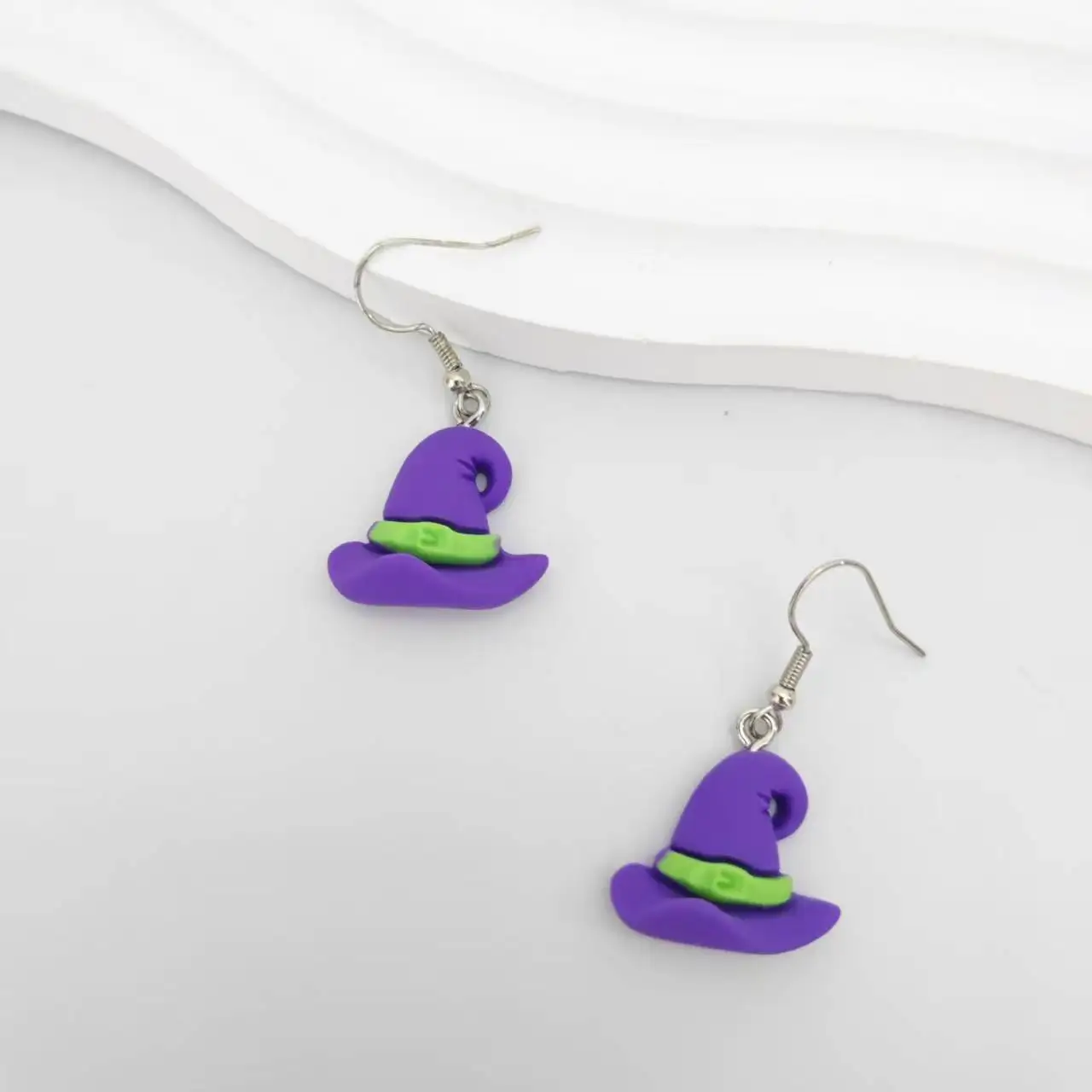 Женские милые серьги-гвоздики из смолы, шляпа ведьмы, серьги для женщин, ювелирные изделия в стиле панк, подарки на день Хэллоуина
Женские милые серьги-гвоздики из смолы, шляпа ведьмы, серьги для женщин, ювелирные изделия в стиле панк, подарки на день Хэллоуина