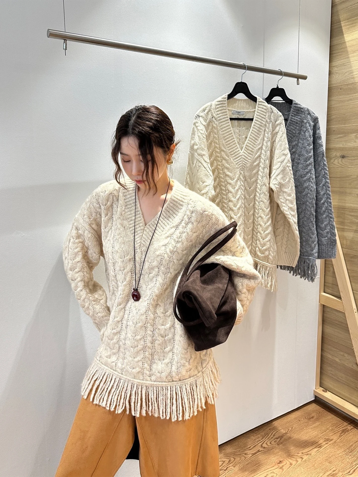 Женский вязаный свитер с кисточками и тяжелой вышивкой, зимний новый свободный свитер, юбка V-ne Long Sve Dr
Женский вязаный свитер с кисточками и тяжелой вышивкой, зимний новый свободный свитер, юбка V-ne Long Sve Dr