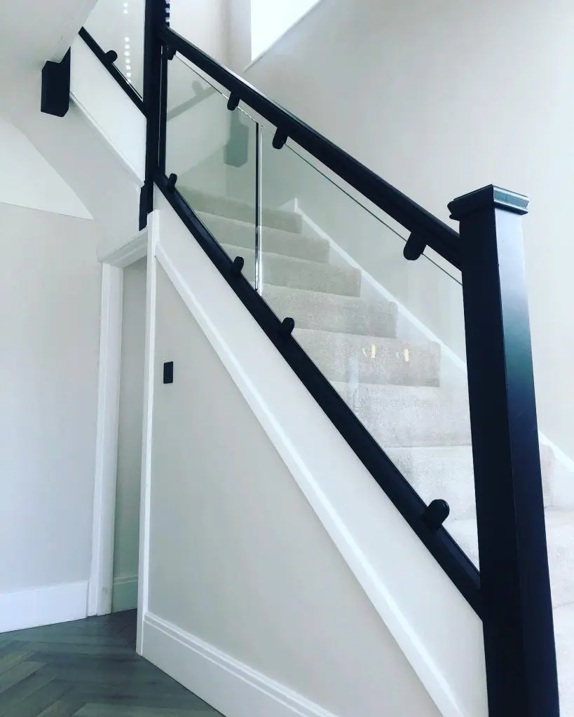 Stainless Steel Handrail Tube Balustrade Seaside Terrace Wall Side Mounted U Channel Fence Villas Modern Style Glass Railing
Stainless Steel Handrail Tube Balustrade Seaside Terrace Wall Side Mounted U Channel Fence Villas Modern Style Glass Railing