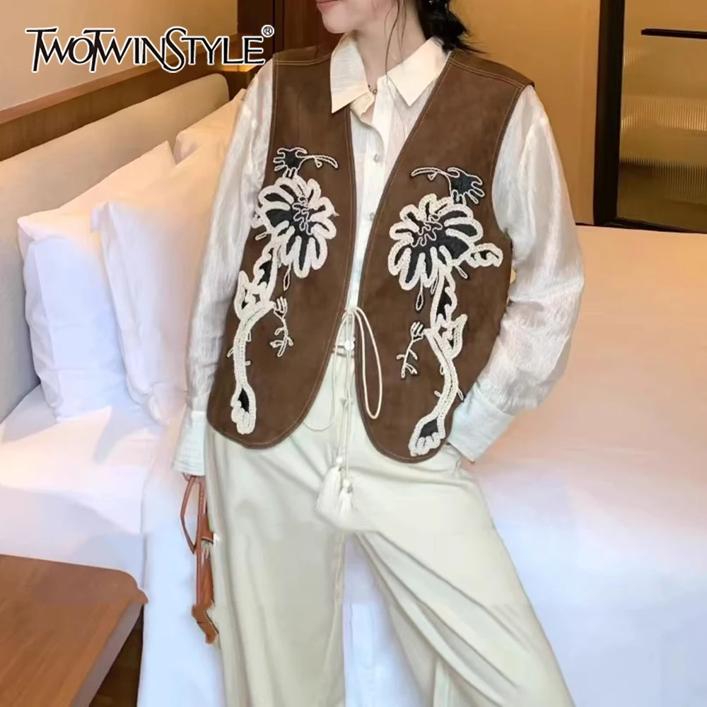 TWOTWINSTYLE Solid Spliced Embroidery Jacket Female V Neck Sleeveless Loose Streetwear Women's Jackets Autumn Style New Fashion
TWOTWINSTYLE Solid Spliced Embroidery Jacket Female V Neck Sleeveless Loose Streetwear Women's Jackets Autumn Style New Fashion