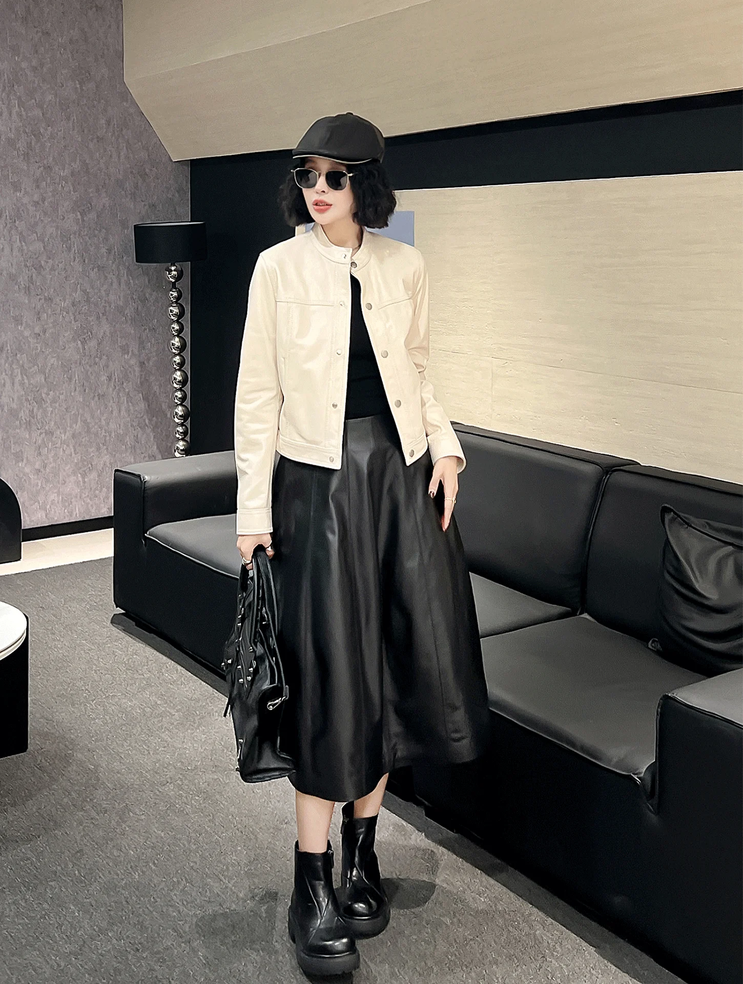 Новая женская кожаная куртка из натуральной овчины, мотоциклетная повседневная короткая куртка с воротником-стойкой, приталенная, универсальная кожаная жилетка
Новая женская кожаная куртка из натуральной овчины, мотоциклетная повседневная короткая куртка с воротником-стойкой, приталенная, универсальная кожаная жилетка