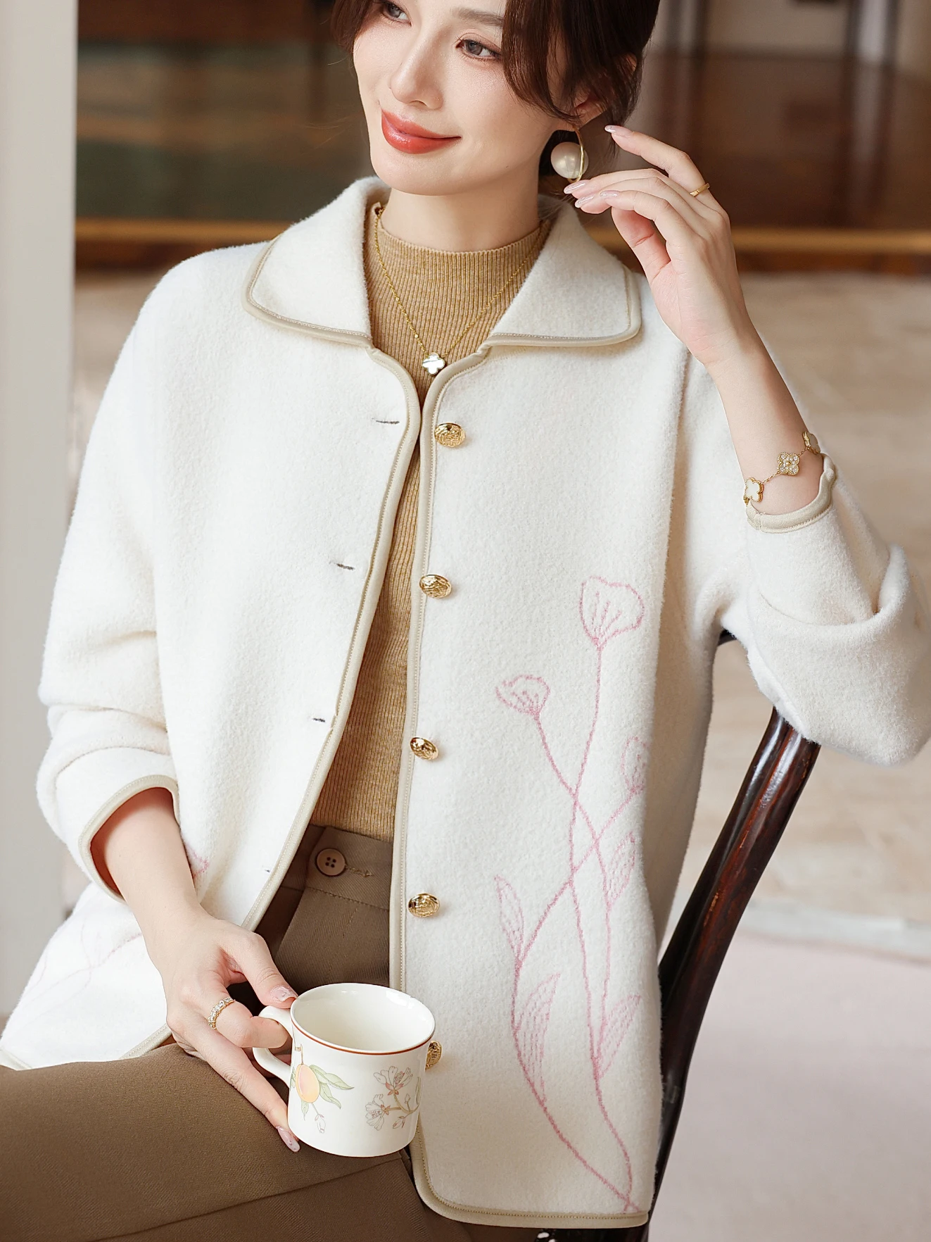 Модный вязаный кардиган для женщин среднего возраста с вышитым воротником, бархатистой поверхностью и открытыми боковыми вставками, шерстяная верхняя одежда
Модный вязаный кардиган для женщин среднего возраста с вышитым воротником, бархатистой поверхностью и открытыми боковыми вставками, шерстяная верхняя одежда