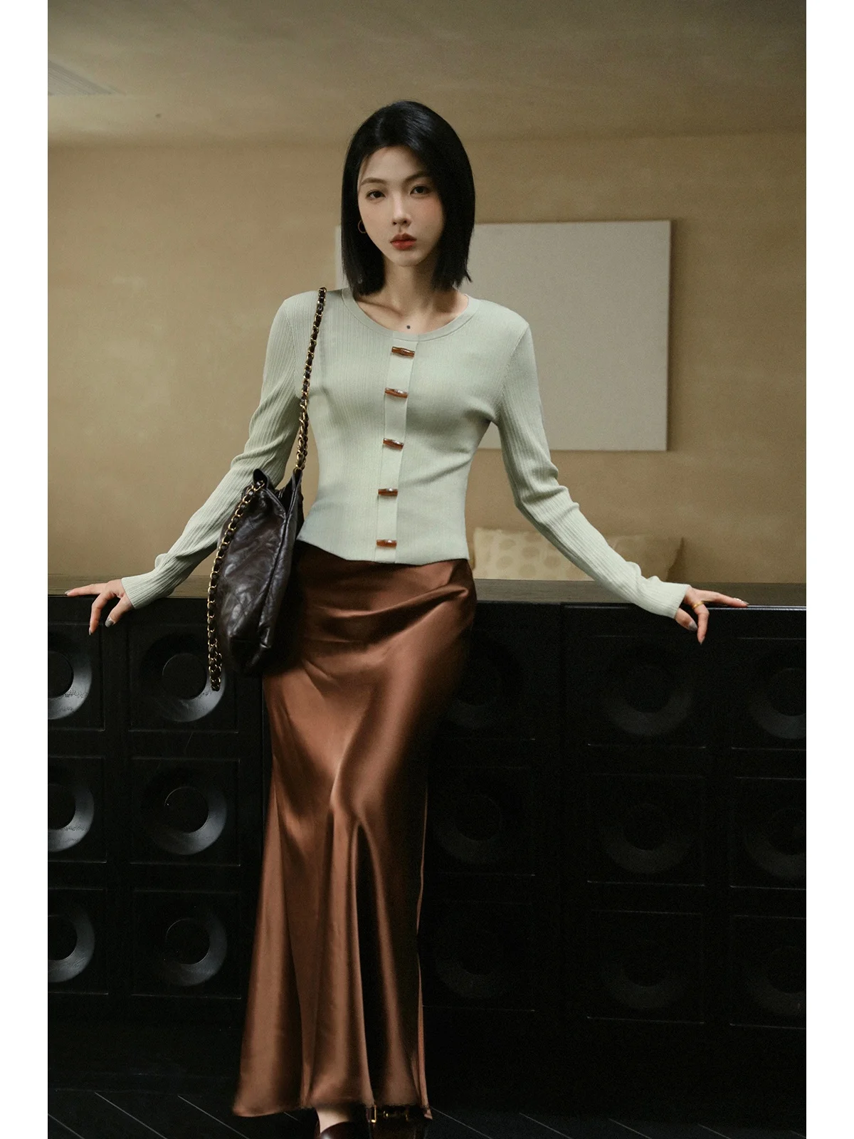 New Chinese Style Knitted Sweater Women's Base Shirt Jade Button Elegant Early Spring Top Loose Fit Long Sleeve round Neck
New Chinese Style Knitted Sweater Women's Base Shirt Jade Button Elegant Early Spring Top Loose Fit Long Sleeve round Neck
