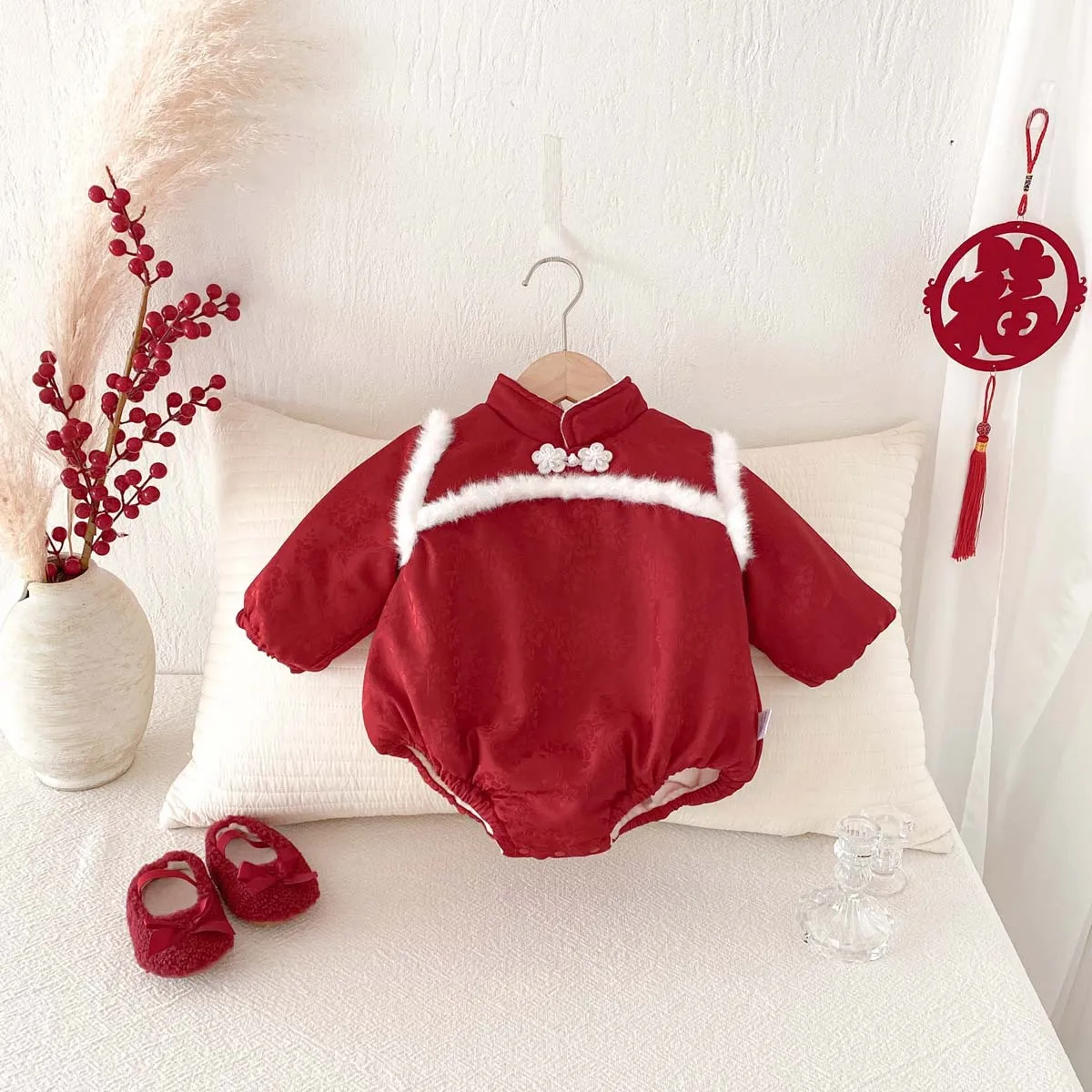 Baby's Winter Velvet Wrapped Fart Clothes, Festive Red Cheongsam, Baby's Hundred Day Old Warm Jumpsuit, New Year's Clothes
Baby's Winter Velvet Wrapped Fart Clothes, Festive Red Cheongsam, Baby's Hundred Day Old Warm Jumpsuit, New Year's Clothes