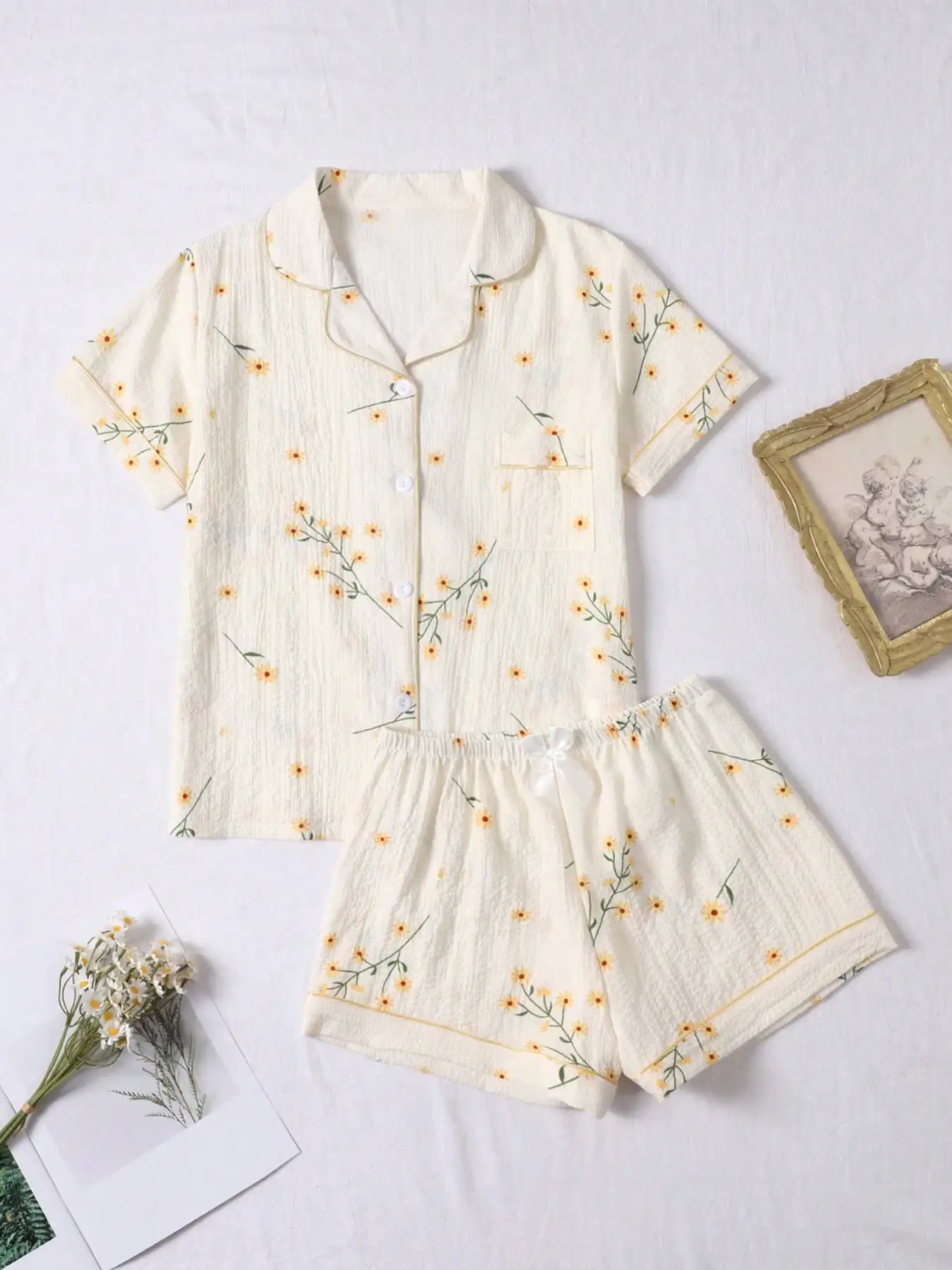 Женский пижамный комплект с цветочным принтом, короткими рукавами, застежкой на пуговицах и шортами с бантом, летняя одежда для сна
Женский пижамный комплект с цветочным принтом, короткими рукавами, застежкой на пуговицах и шортами с бантом, летняя одежда для сна