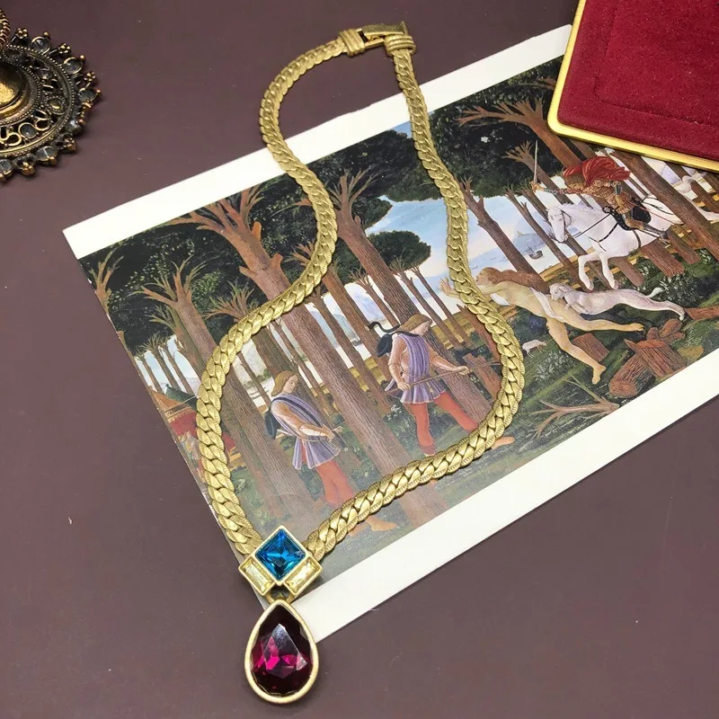 Retro Simple Style Old Gold Colored Diamond Inlaid Water Drop Pendant Copper Necklace Stud Earring Set Exquisite Versatile Jewel
Retro Simple Style Old Gold Colored Diamond Inlaid Water Drop Pendant Copper Necklace Stud Earring Set Exquisite Versatile Jewel