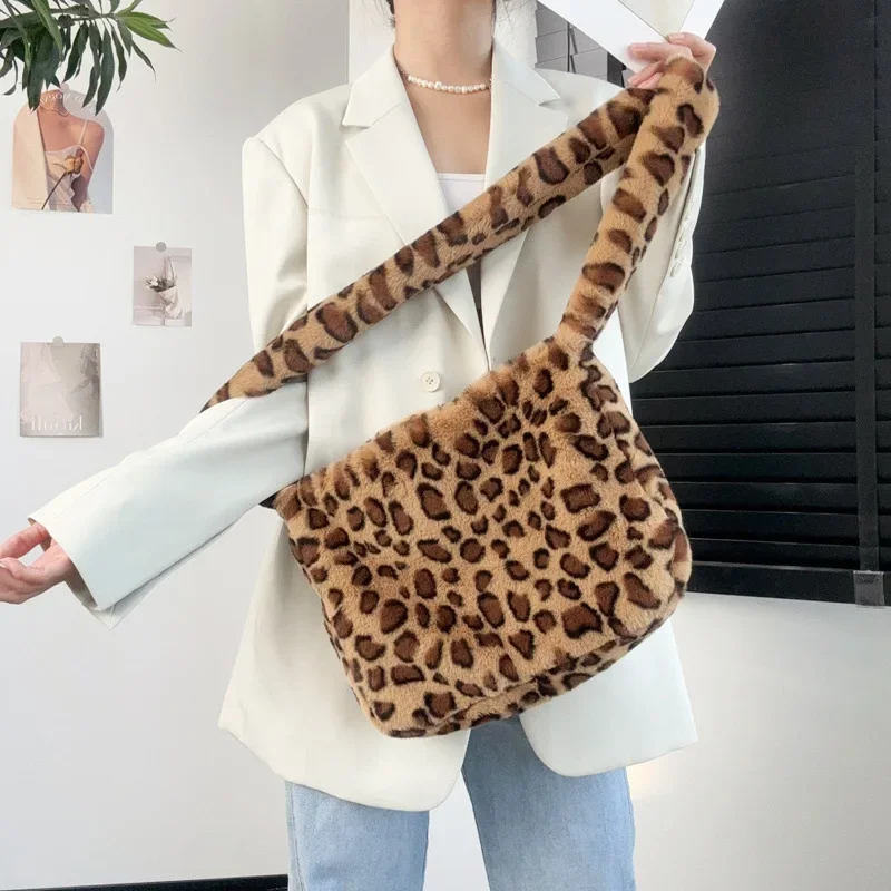 Meet You Leopard Print Faux Fur Bag Design Y2k Large Capacity Plush Crossbody Bag for Women 2025 Winter Soft Flip Shoulder Bag
Meet You Leopard Print Faux Fur Bag Design Y2k Large Capacity Plush Crossbody Bag for Women 2025 Winter Soft Flip Shoulder Bag
