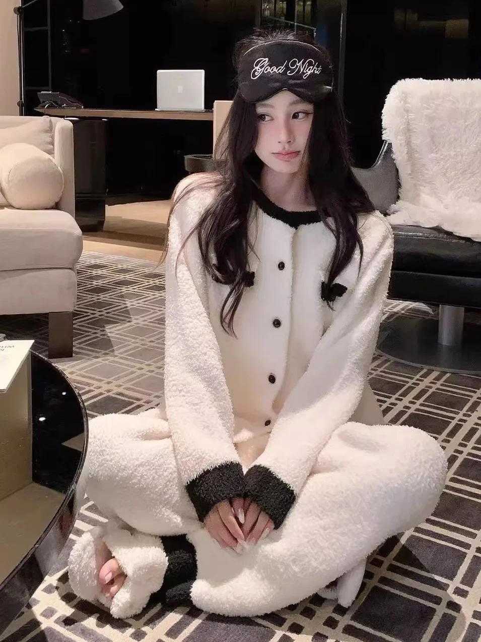 Elegant White Coral Fleece Pajamas Thickened Outerwear Sleepwear Soft Warm Long Sleeve round Neck Home Clothes for Young Women
Elegant White Coral Fleece Pajamas Thickened Outerwear Sleepwear Soft Warm Long Sleeve round Neck Home Clothes for Young Women