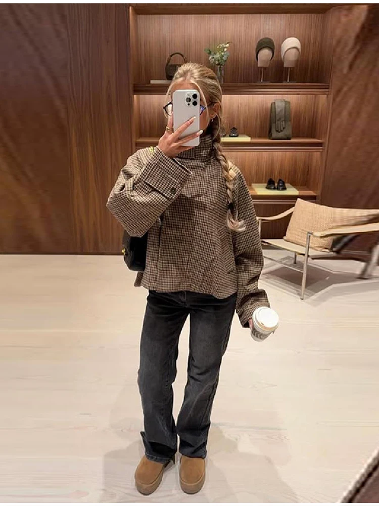 Vintage Stand Neck Plaid Short jacket For Women Casual Full Sleeve Zipper Loose Coats 2025 Autumn Winter High Street Outwears
Vintage Stand Neck Plaid Short jacket For Women Casual Full Sleeve Zipper Loose Coats 2025 Autumn Winter High Street Outwears