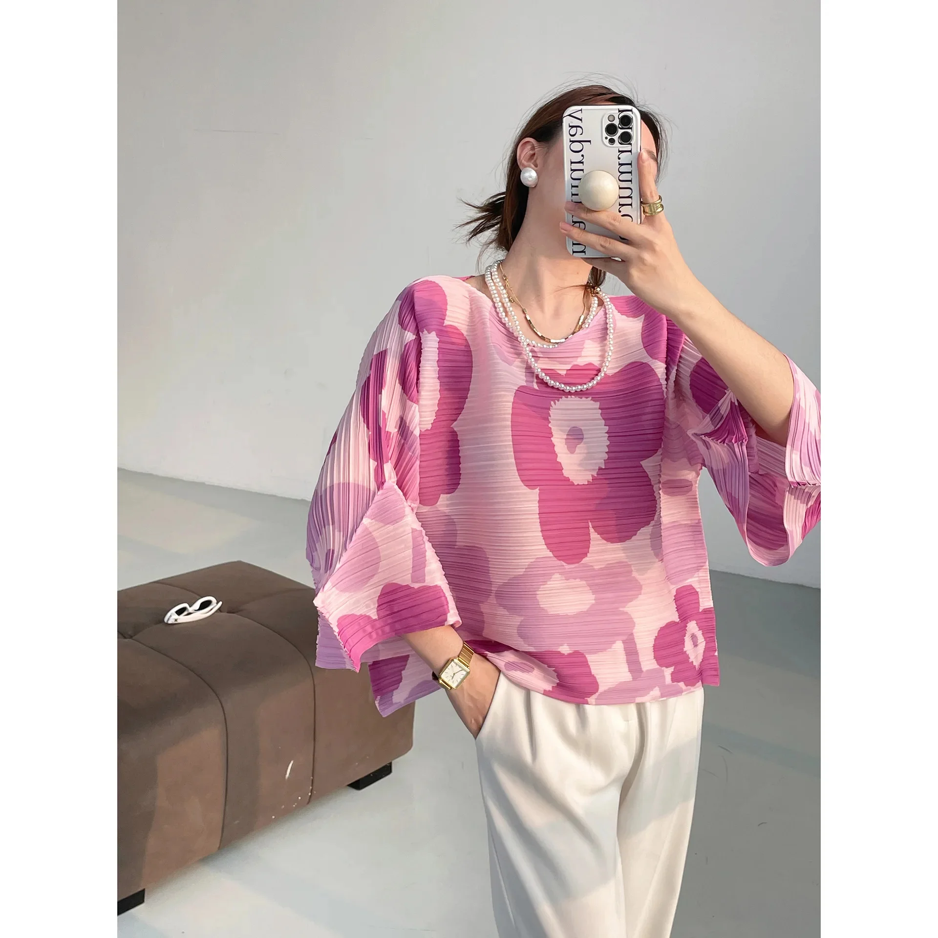 Women's T-shirts Miyake Pleated Fashion loose O-neck flared sleeve short top summer
Women's T-shirts Miyake Pleated Fashion loose O-neck flared sleeve short top summer