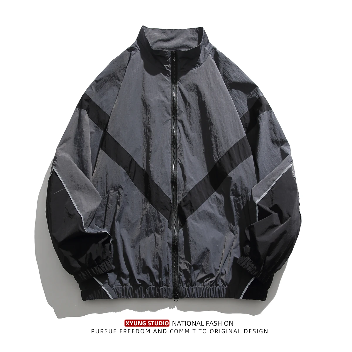 Мужская повседневная легкая куртка с воротником на молнии, весенне-осенняя, свободного кроя, в стиле бейсбольной куртки, с цветными блоками, без рукавов, для спорта и отдыха.
Мужская повседневная легкая куртка с воротником на молнии, весенне-осенняя, свободного кроя, в стиле бейсбольной куртки, с цветными блоками, без рукавов, для спорта и отдыха.