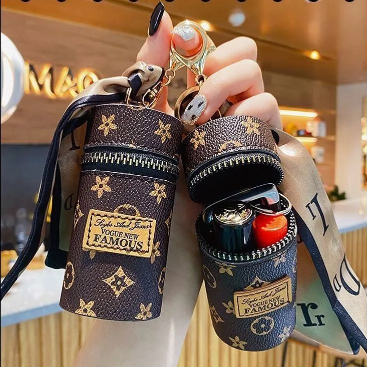 Retro Luxury Leather Bucket Lipstick Pendant Earphone Bag Lipstick Keychain Bag Girls Mini Plaid Coin Purse Keyring Gift
Retro Luxury Leather Bucket Lipstick Pendant Earphone Bag Lipstick Keychain Bag Girls Mini Plaid Coin Purse Keyring Gift