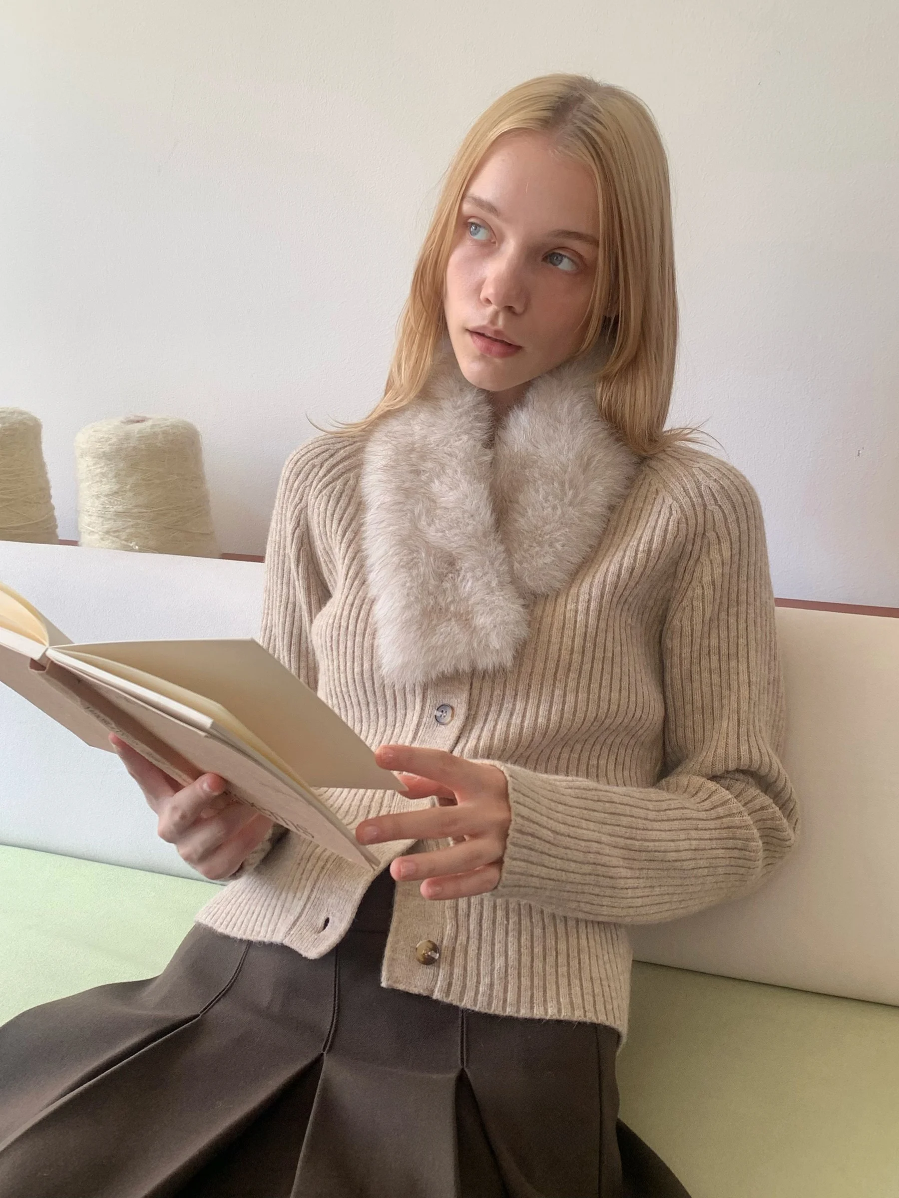 JDE Retro Sle Knitted ort Sweater Coat Women's Inner Wear Slim Fit Top with Fur Collar Winter Faion Casual Outerwear
JDE Retro Sle Knitted ort Sweater Coat Women's Inner Wear Slim Fit Top with Fur Collar Winter Faion Casual Outerwear