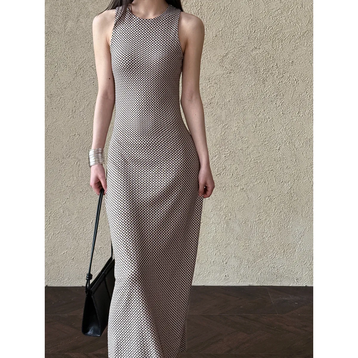 Casual French Style Sleeveless Dress for Women in the Spring of 2025, Featuring a Slimming Plaid Long Skirt with a Cinched Waist
Casual French Style Sleeveless Dress for Women in the Spring of 2025, Featuring a Slimming Plaid Long Skirt with a Cinched Waist