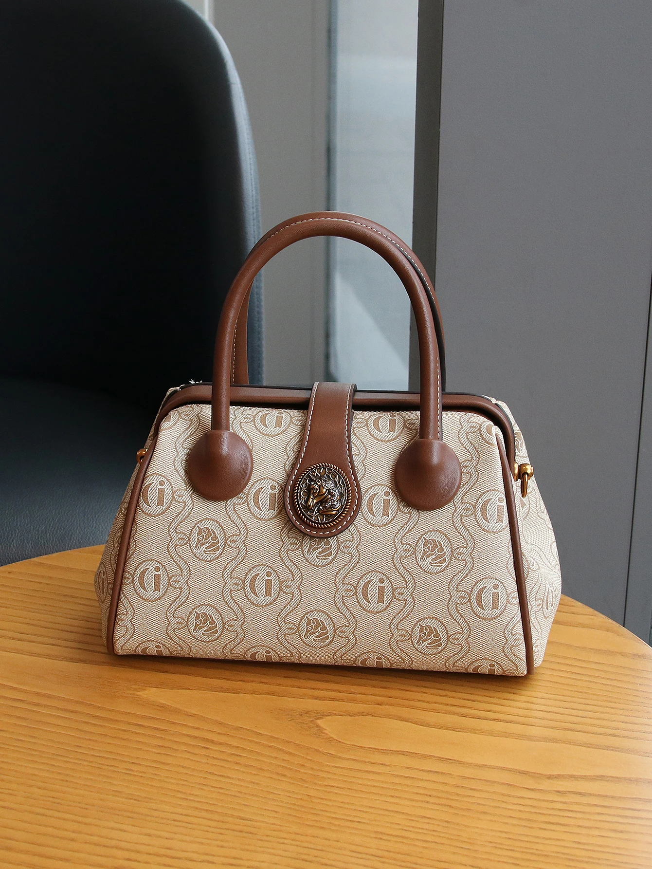Fashion exquisite elegant handbag 2026 ladies temperament retro commuter one-shoulder diagonal steamed stuffed bun mother print
Fashion exquisite elegant handbag 2026 ladies temperament retro commuter one-shoulder diagonal steamed stuffed bun mother print