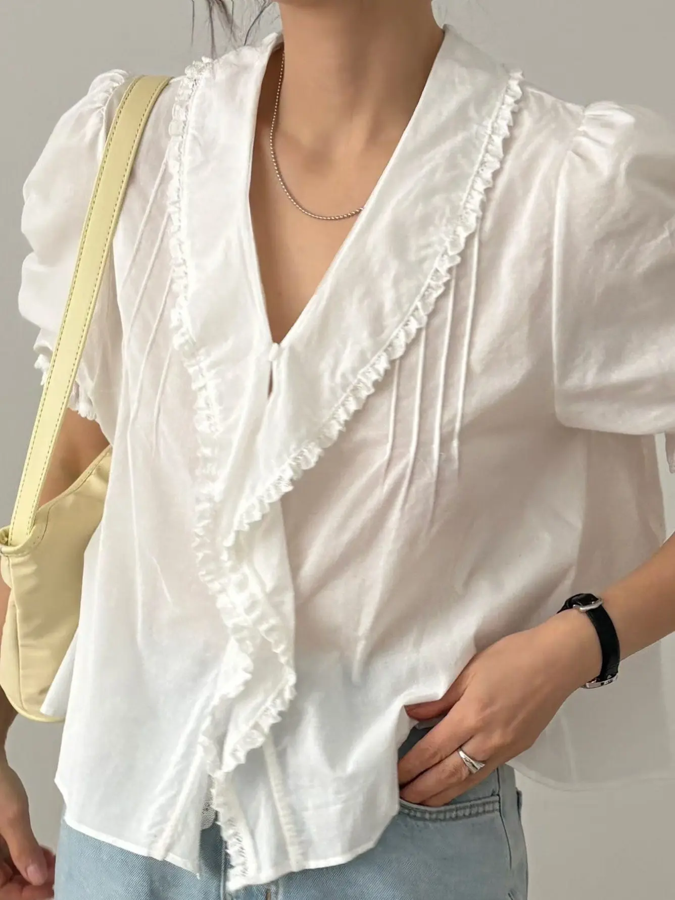 Pure White Women's Shirt Dongda Gate Style Single Button Turn-down Collar Lace Trim French Style Loose Fit Cotton Short Sleeve
Pure White Women's Shirt Dongda Gate Style Single Button Turn-down Collar Lace Trim French Style Loose Fit Cotton Short Sleeve