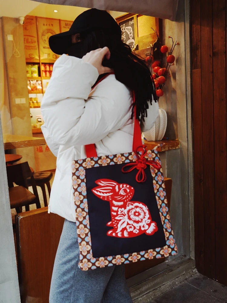Retro Artistic Red Rabbit Hand-Drawn Paper Cutting Canvas Shoulder Bag Women's Fashionable Tote Bag Soft Handle Zip Closure
Retro Artistic Red Rabbit Hand-Drawn Paper Cutting Canvas Shoulder Bag Women's Fashionable Tote Bag Soft Handle Zip Closure