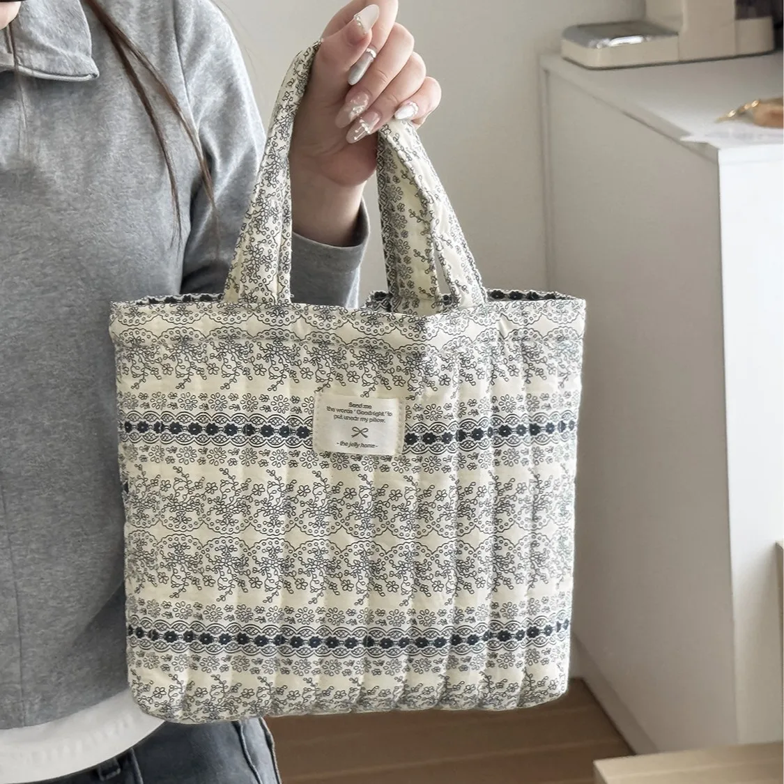 French vine handbag retro literary floral high sense versatile going out commuting portable handbag
French vine handbag retro literary floral high sense versatile going out commuting portable handbag