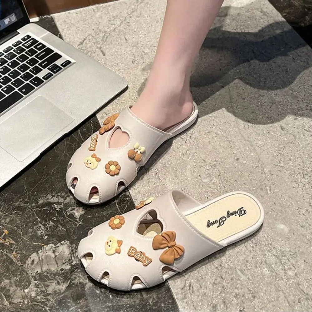 Модные кожаные тапочки Kawaii, женские шлепанцы с цветочным бантом и героями мультфильмов, сандалии, нескользящие пляжные тапочки с отверстиями, пляжные
Модные кожаные тапочки Kawaii, женские шлепанцы с цветочным бантом и героями мультфильмов, сандалии, нескользящие пляжные тапочки с отверстиями, пляжные