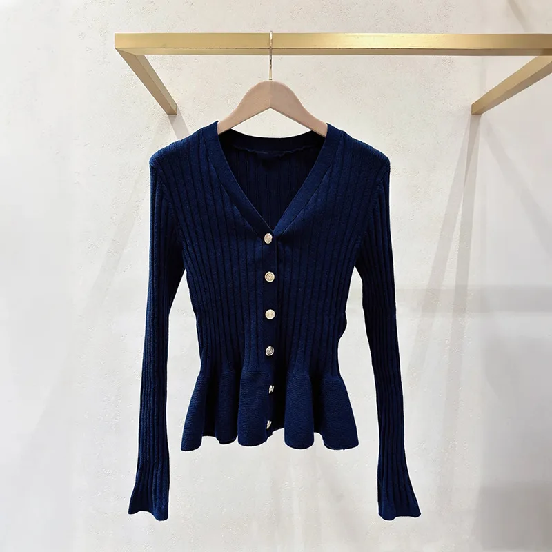 French Chic 2025 Autumn Winter V Neck Gold Button Slim Knit Sweater with Ribbed Hem
French Chic 2025 Autumn Winter V Neck Gold Button Slim Knit Sweater with Ribbed Hem