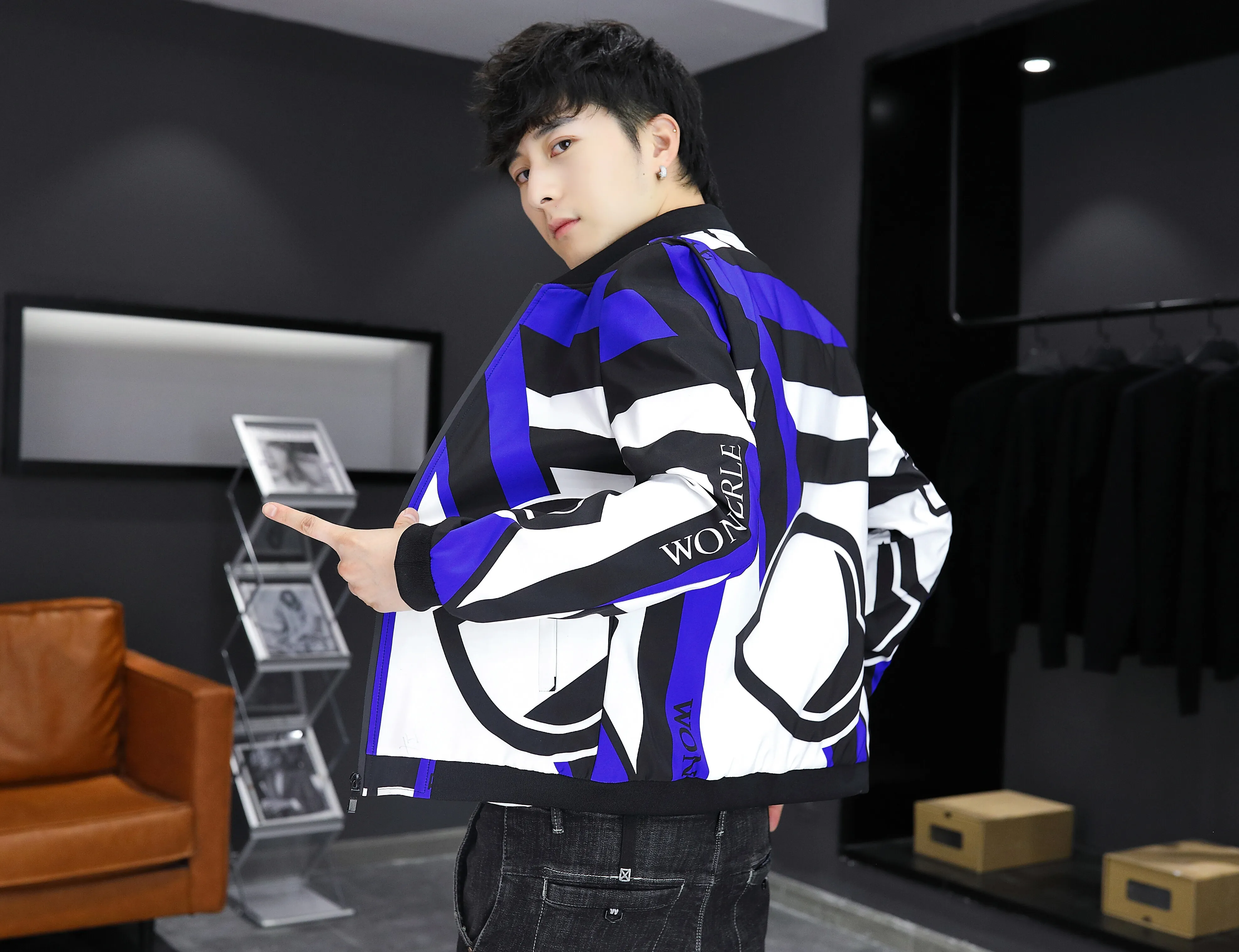 Men's casual jackets for spring and autumn. These are versatile, slim - fitting, trendy and lightweight outerwear tops.
Men's casual jackets for spring and autumn. These are versatile, slim - fitting, trendy and lightweight outerwear tops.