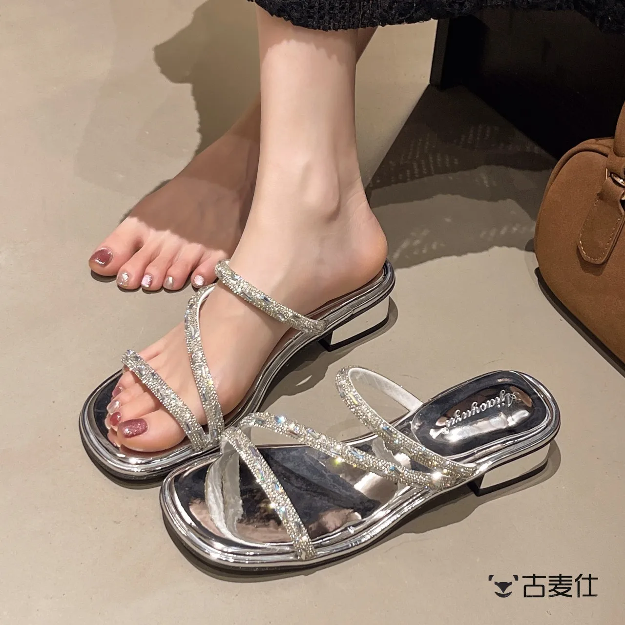 Women's Summer Outdoor Slip-On Sandals Water Diamond Middle Heel Thick Heel Skirt Matched Beautiful One-Strap Slippers
Women's Summer Outdoor Slip-On Sandals Water Diamond Middle Heel Thick Heel Skirt Matched Beautiful One-Strap Slippers