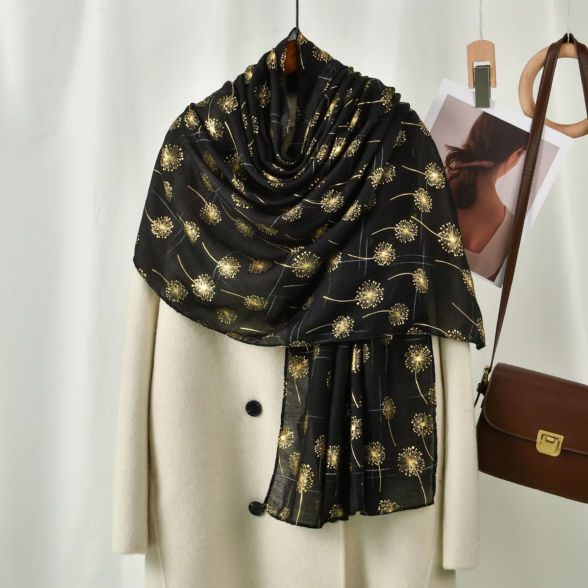 Монохромный шарф с бронзовым одуванчиком, женские модели для путешествий и фотографий, красивая модная шаль с атмосферой
Монохромный шарф с бронзовым одуванчиком, женские модели для путешествий и фотографий, красивая модная шаль с атмосферой