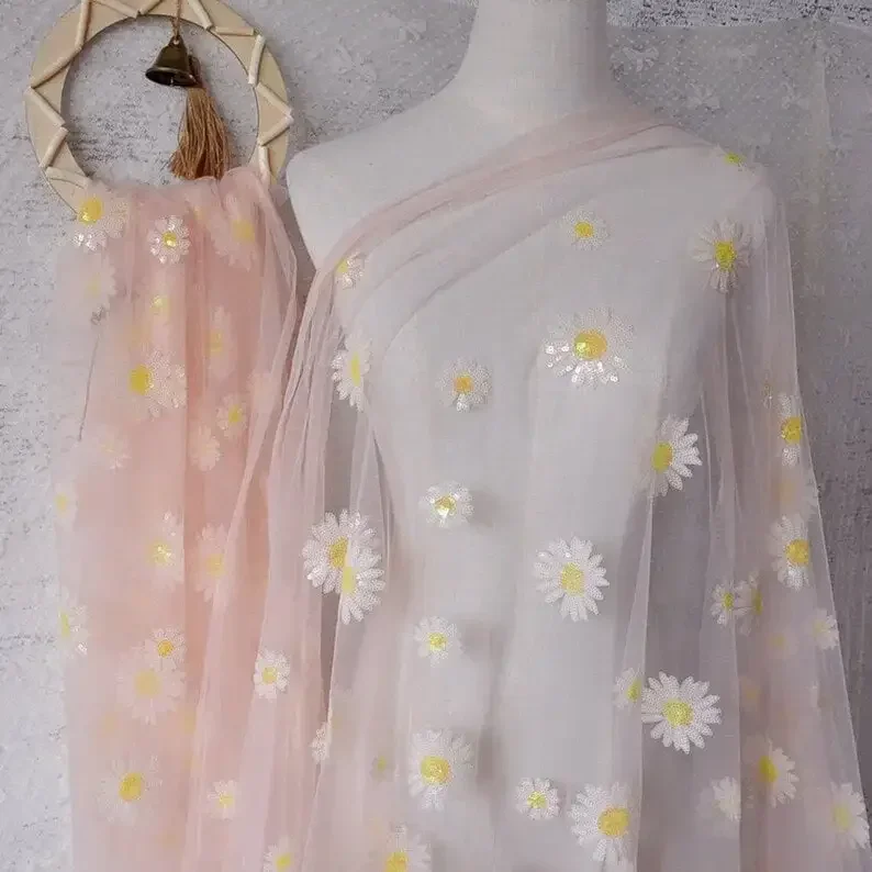 Тюлевая ткань с цветочной вышивкой Дейзи, милая кружевная ткань с Дейзи, кружевная ткань с блестками и ромашками для платья маленькой девочки,
Тюлевая ткань с цветочной вышивкой Дейзи, милая кружевная ткань с Дейзи, кружевная ткань с блестками и ромашками для платья маленькой девочки,