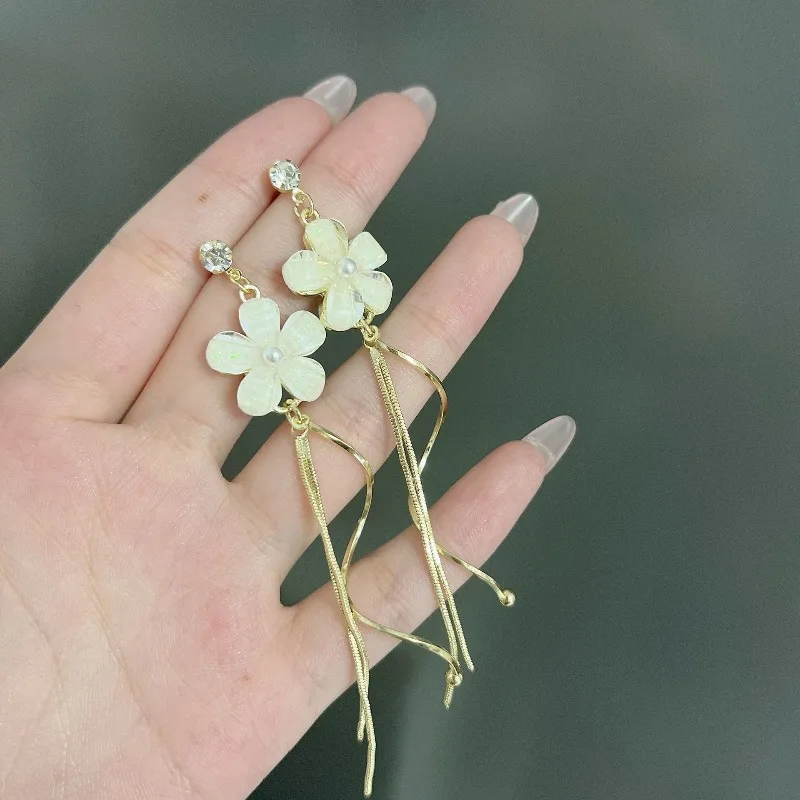 Long flower-shaped fringed earrings, light luxury and elegant, with a noble and refined style, perfect for a celebrity look
Long flower-shaped fringed earrings, light luxury and elegant, with a noble and refined style, perfect for a celebrity look