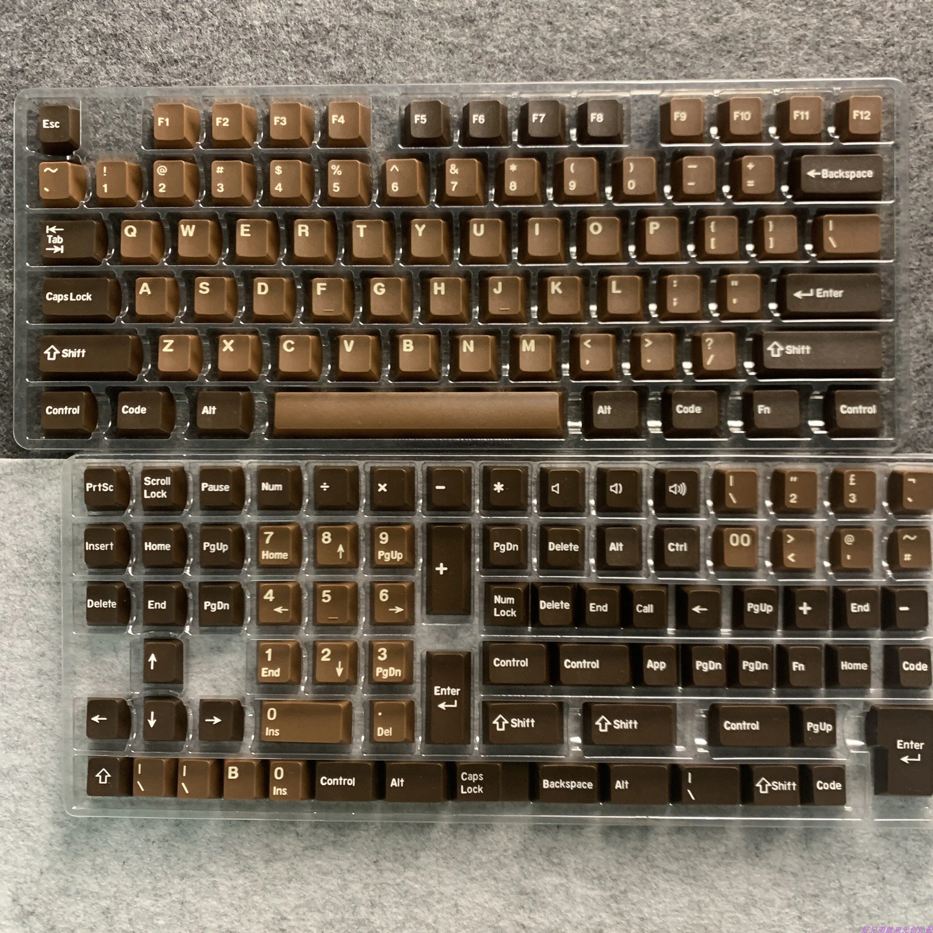 Chocolate original height keycap is engraved with a small full set of 148-button PBT material suitable for wooden lumps
Chocolate original height keycap is engraved with a small full set of 148-button PBT material suitable for wooden lumps