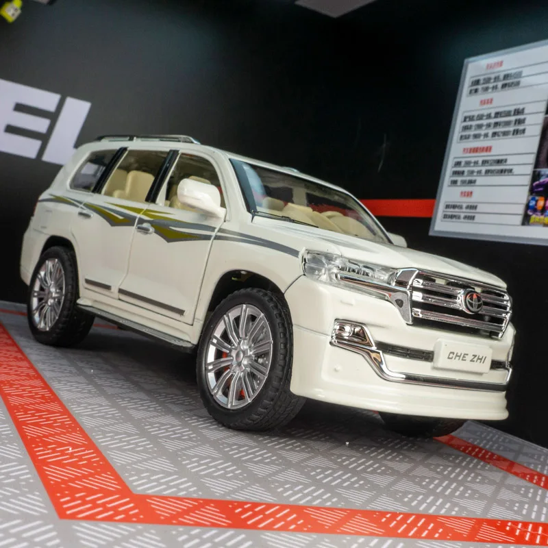 1:24 Toyota Land Cruiser alloy off-road vehicle model steering shock absorber acousto-optic toy door can be opened.
1:24 Toyota Land Cruiser alloy off-road vehicle model steering shock absorber acousto-optic toy door can be opened.