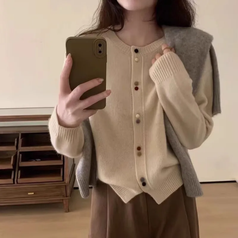 New women's O-neck cardigan sweater, long sleeved knitted short trendy single breasted jacket, women's 100 pure wool sweater
New women's O-neck cardigan sweater, long sleeved knitted short trendy single breasted jacket, women's 100 pure wool sweater