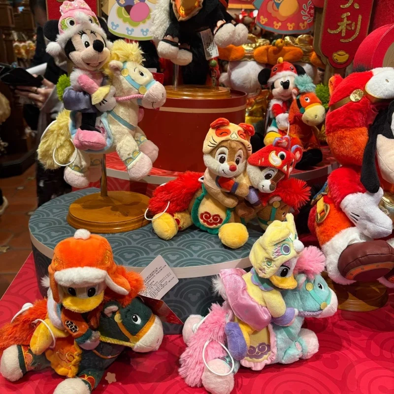 Плюшевый брелок Disney с изображением Микки Мауса, Минни Маус, Дональда Дака, Чипа и Дейла, посвященный Году Лошади и Весеннему фестивалю, коллекционные подарки.
Плюшевый брелок Disney с изображением Микки Мауса, Минни Маус, Дональда Дака, Чипа и Дейла, посвященный Году Лошади и Весеннему фестивалю, коллекционные подарки.