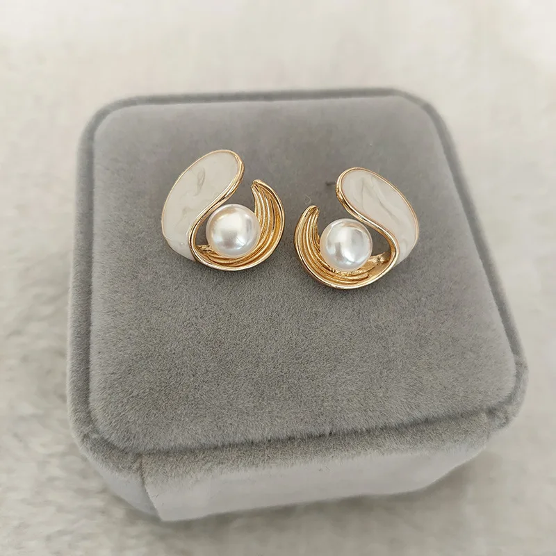 French vintage pearl studs senior sense drop glaze niche design temperament earrings all matching studs female 
French vintage pearl studs senior sense drop glaze niche design temperament earrings all matching studs female