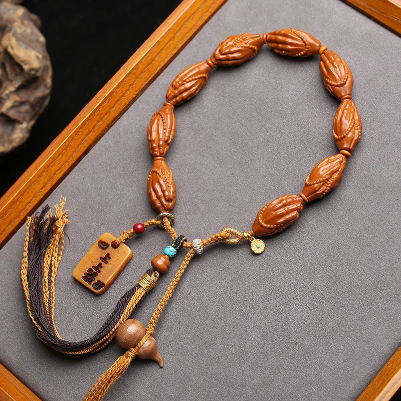 Buddhist hand-held ornament with olive stone, Tibetan-style tassels, a bone and sandalwood gourd accessory
Buddhist hand-held ornament with olive stone, Tibetan-style tassels, a bone and sandalwood gourd accessory
