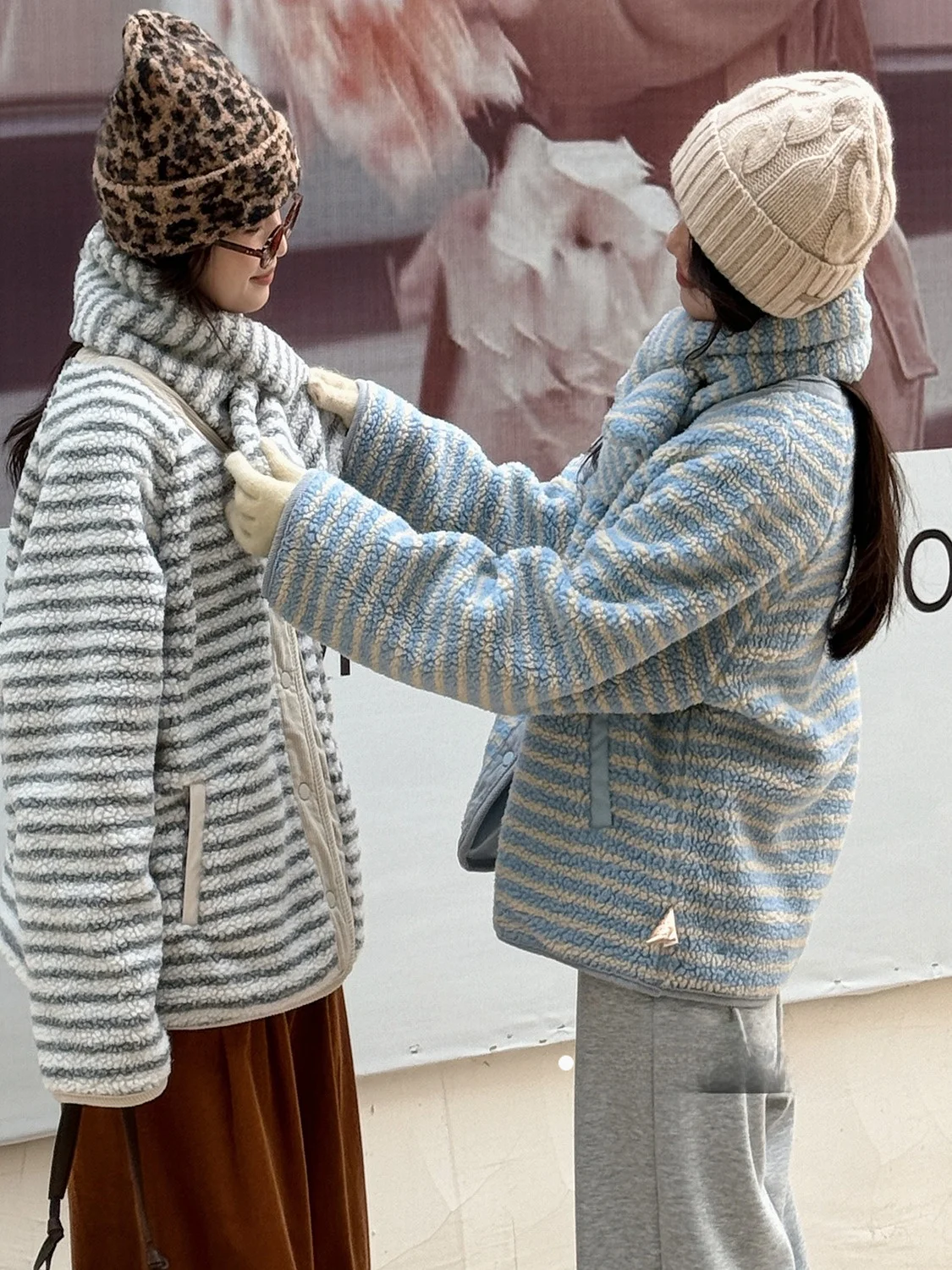 Двусторонняя полосатая длинная хлопковая куртка-свек 202, новое зимнее ретро хлопковое пальто с наполнителем, теплый дизайн, теплое женское пальто
Двусторонняя полосатая длинная хлопковая куртка-свек 202, новое зимнее ретро хлопковое пальто с наполнителем, теплый дизайн, теплое женское пальто